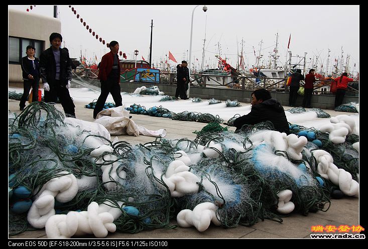 勤劳的渔民在劳作。