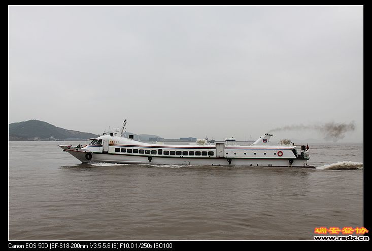 来往普陀山的快艇。