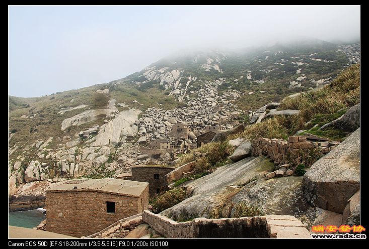 远处石瀑很壮观。