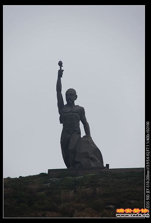 手拿火炬的陈财伯塑像。。