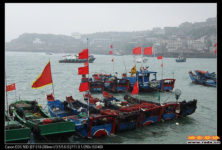 下轮船后往镇上走，感觉风光很美！