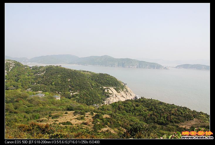 左前方景区大门依稀可见。