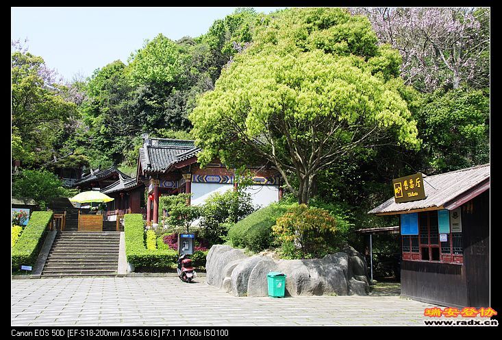 右是售票处，左是入口。