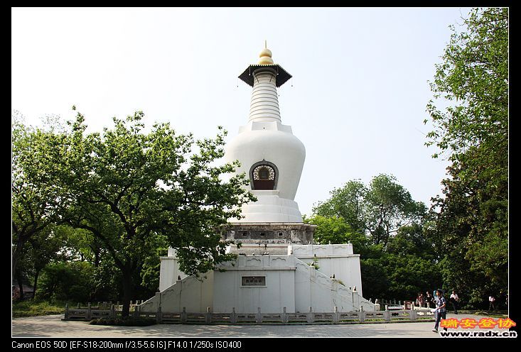 白塔。