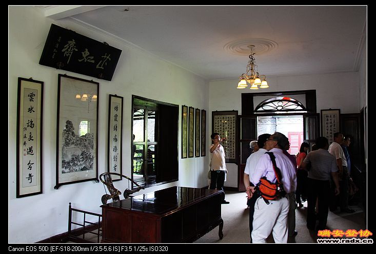 此主人与徐悲鸿有亲戚关系。