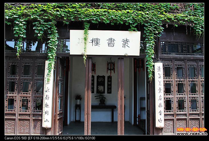 此楼前面看不到楼梯，在后面！