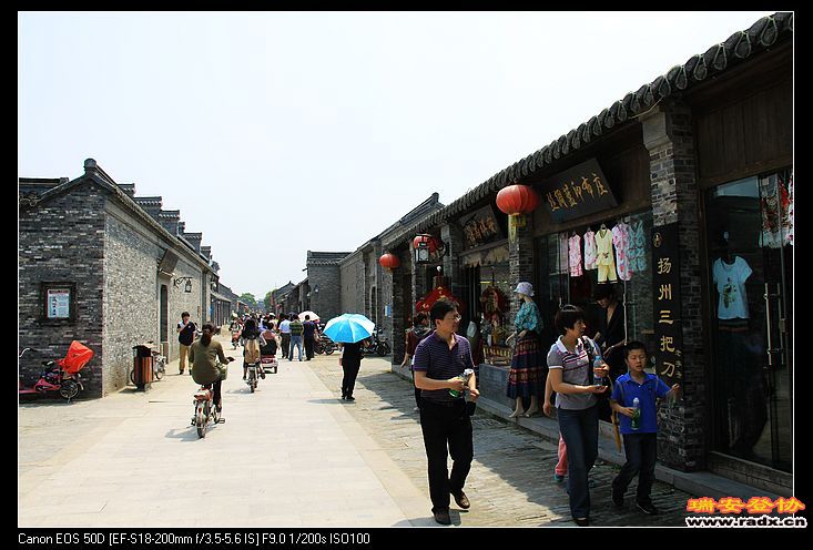 南门出来是千年古街--东关街。