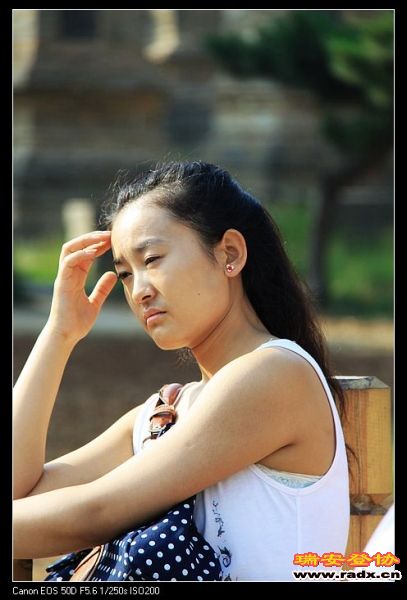 姑娘，您在思索什么？