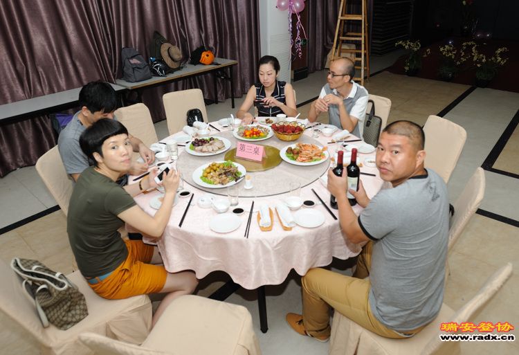 第三桌（人都串门去了？）.jpg