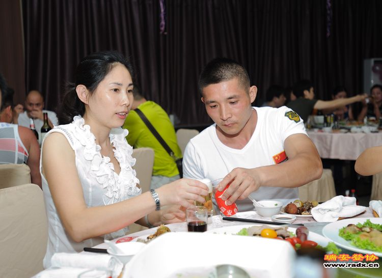 美女当前，特警很温柔.jpg