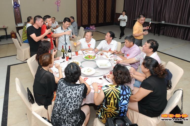 三巨头到各桌恭喜3.jpg