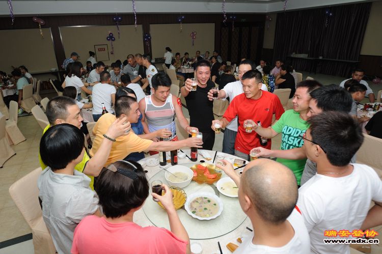 三巨头到各桌恭喜5.jpg