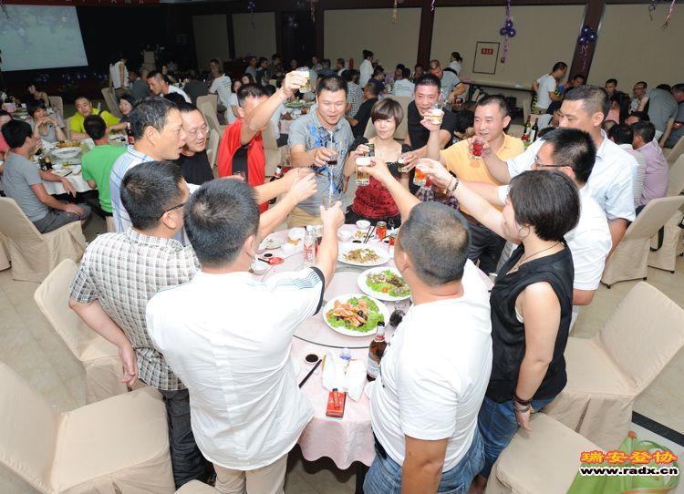 三巨头到各桌恭喜4.jpg