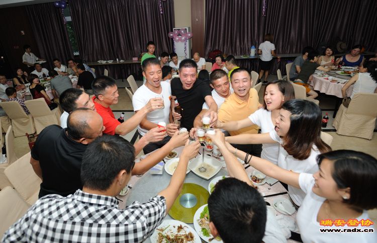 三巨头到各桌恭喜6.jpg