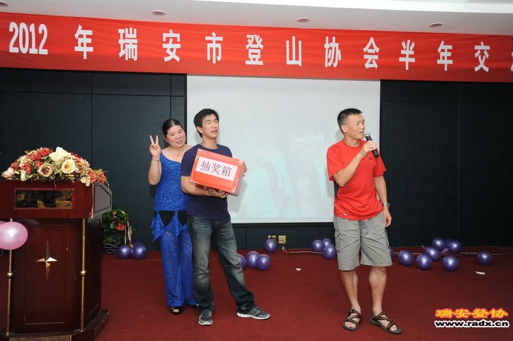 一等奖抽奖（彬彬姐貌似有点抢镜）.jpg