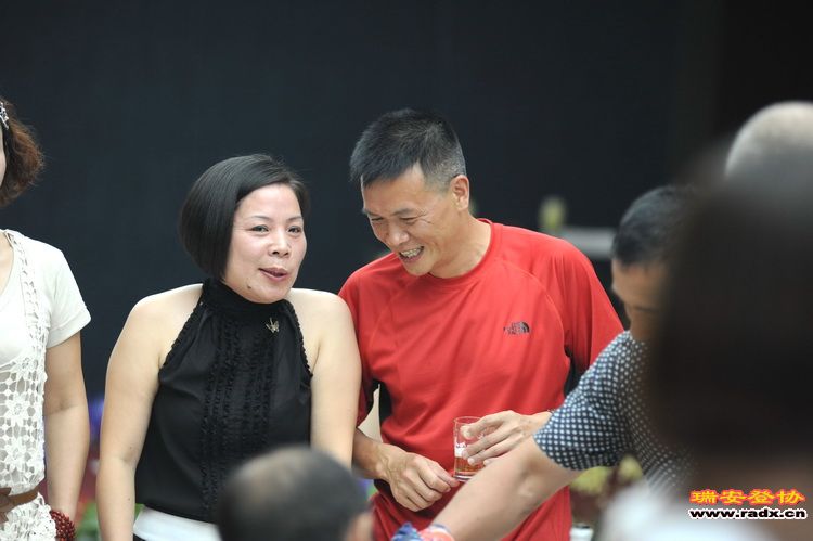 会长在窃窃私语.jpg