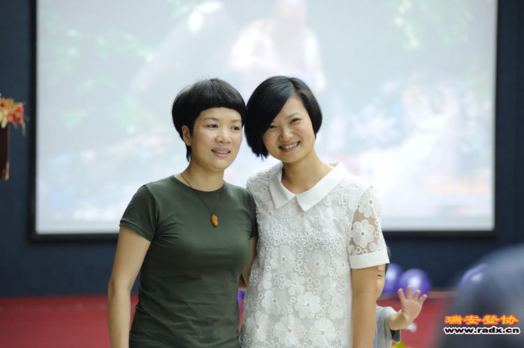 俩美女.jpg