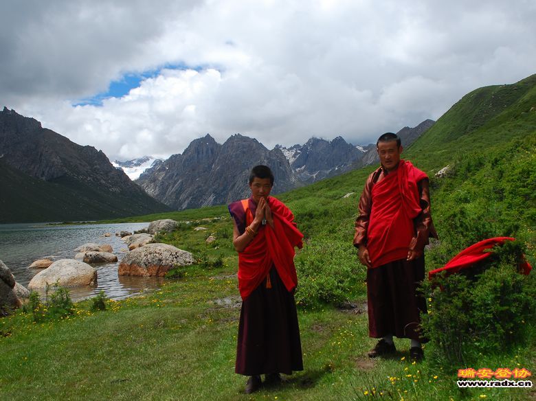 年报玉则-仙女湖相遇的喇嘛礼节.jpg