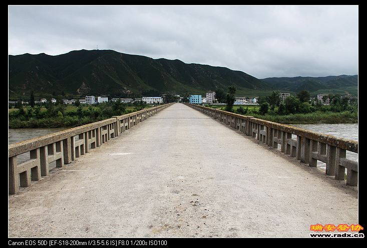 桥的一半是朝鲜，一半是中国。