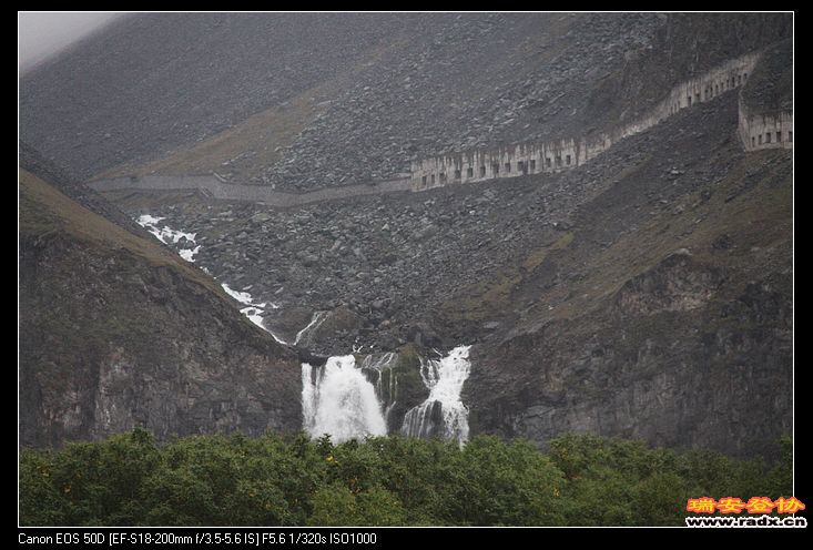 遥望长白山瀑布。