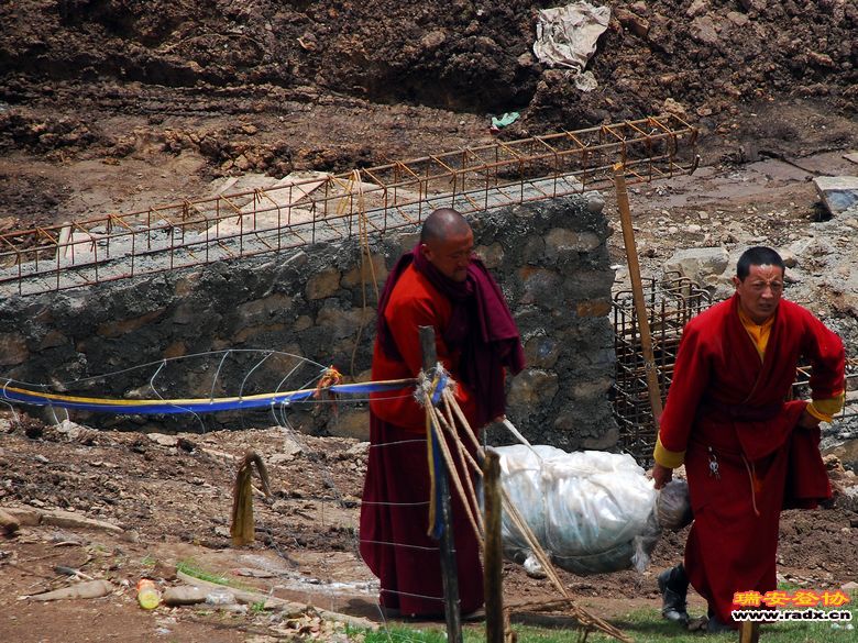 秘境色达-搬运尸体.jpg