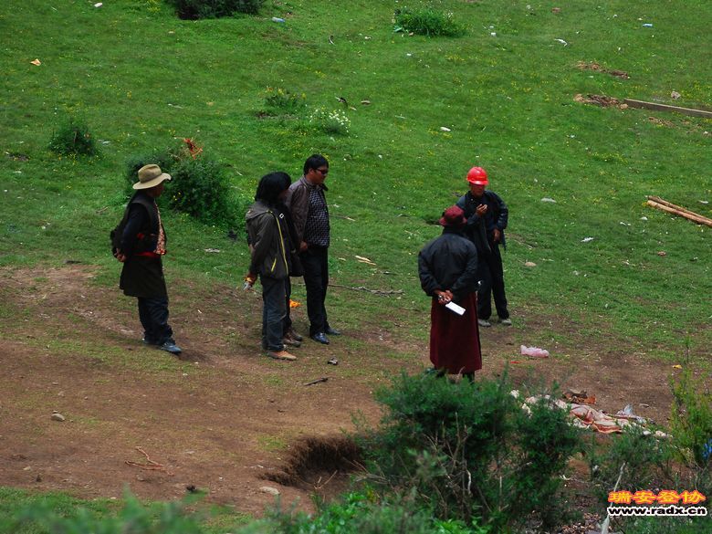 秘境色达-天葬拿刀的是天葬师.jpg