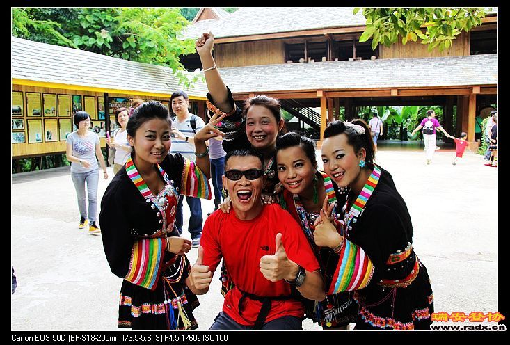 欢乐连成一片。