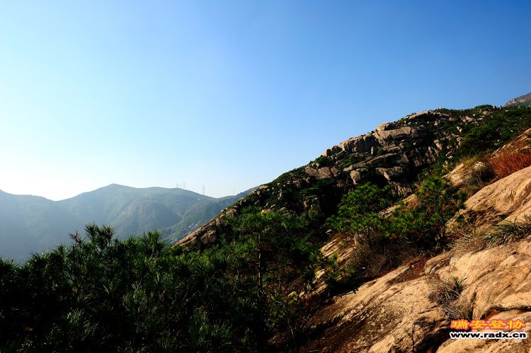 3-秋色掩映下的美丽大罗山.jpg