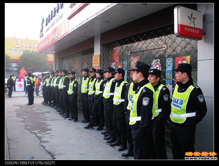 维持秩序的警察。