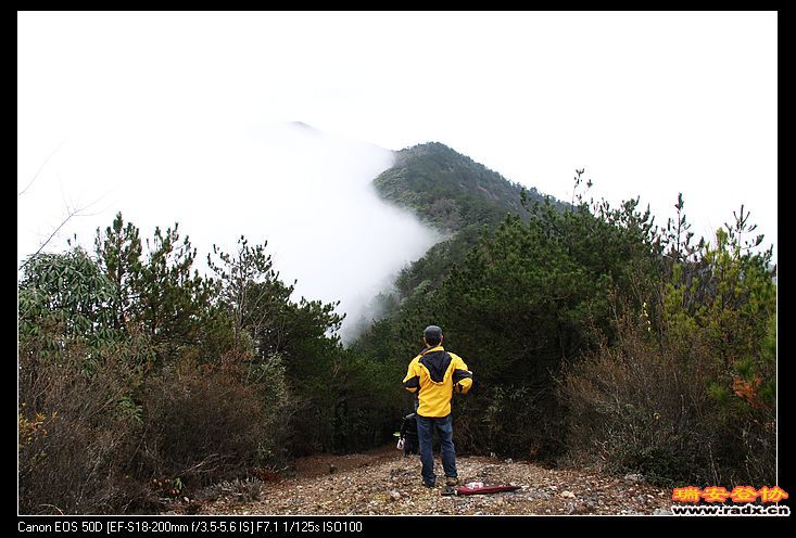下撤途中遇到云雾滚滚,二尖望一尖。