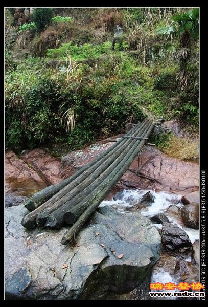 登九龙山起点处，但需要批准，当地向导华师傅150元，15990827977。