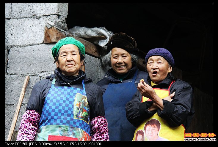 村里善良的老妈妈。