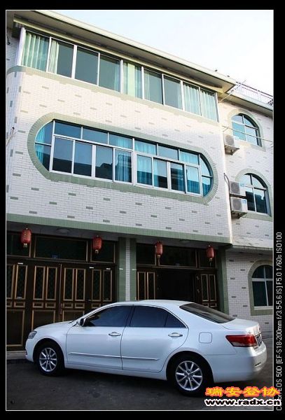 一家人住祥和农家乐，80元3张床，热季要预订，15988565340或13706791123，0579-84792460张或潘老板