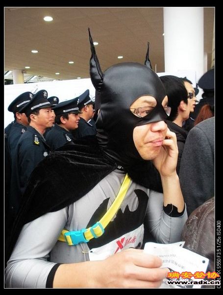哈哈，人气最旺的蝙蝠侠都参加比赛了？当中我跟他后面跑了一段路，感受到厦门人的火热情。