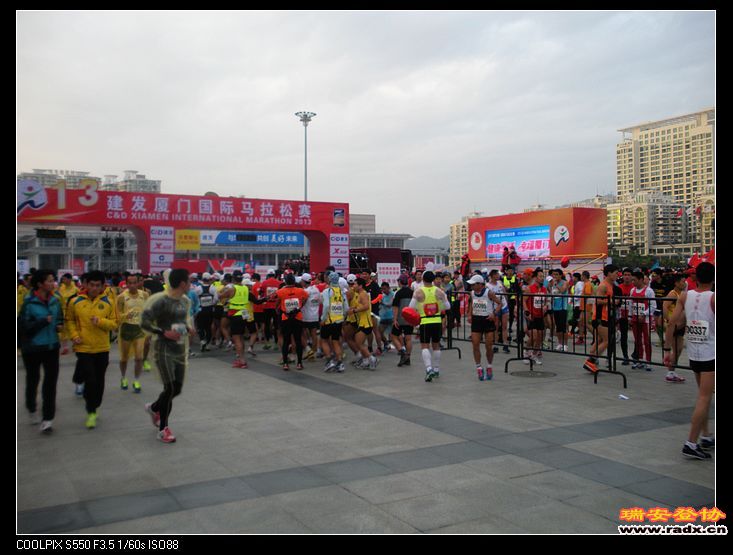 专业运动员在预热。