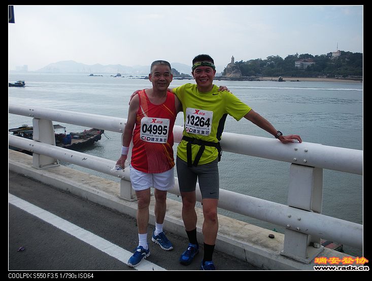 与65岁瑞安跑友合影。