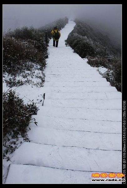 在山顶的摄影人远远离去。