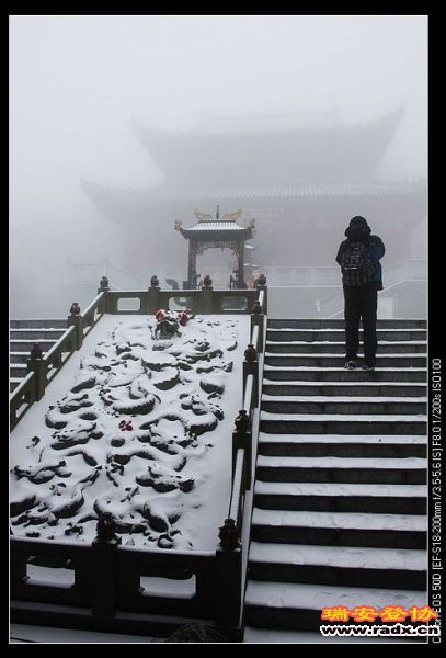 拜拜菩萨，保佑我们一路平安。