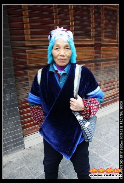 路上碰到的苗族老妈。