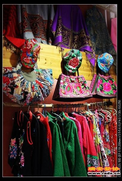 民族服饰很浓郁。