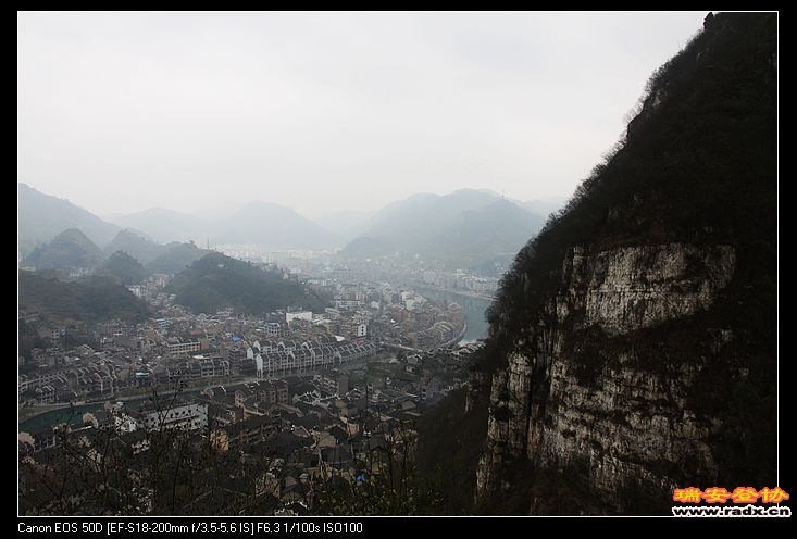 登高远眺整个城市。