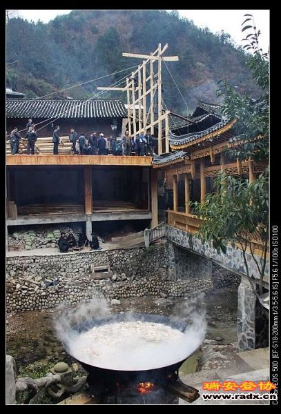 房屋上梁，哈哈，喜事啊！