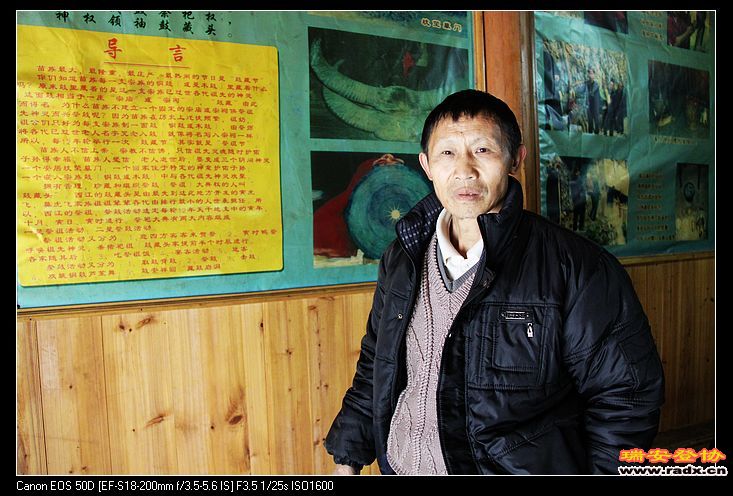 苗王是小学老师，他去台湾开会，他二哥接待了我，给我介绍好多苗族的知识。