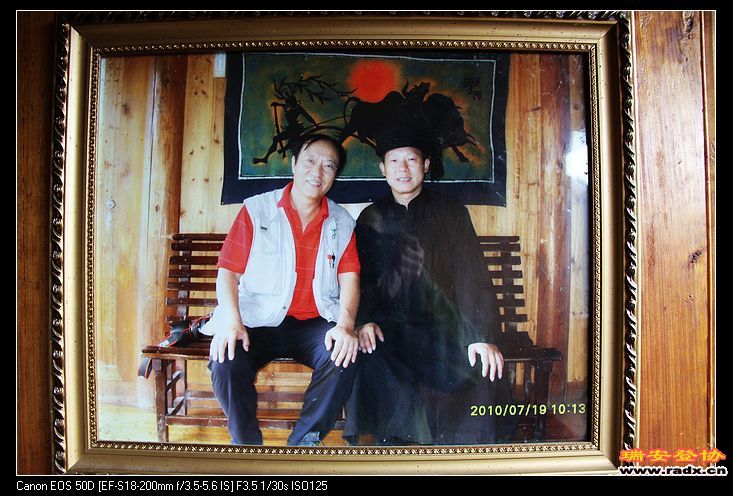 苗王与牛群合影。