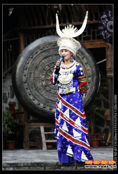 又见主持人，完整看了一回表演。