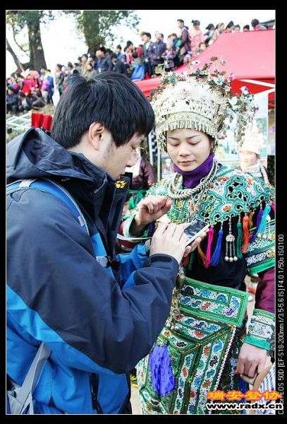 小李记录地址，图片洗出来后寄给她们。