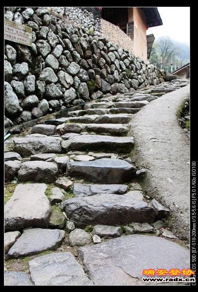 古道悠悠，承载着历史的痕迹。