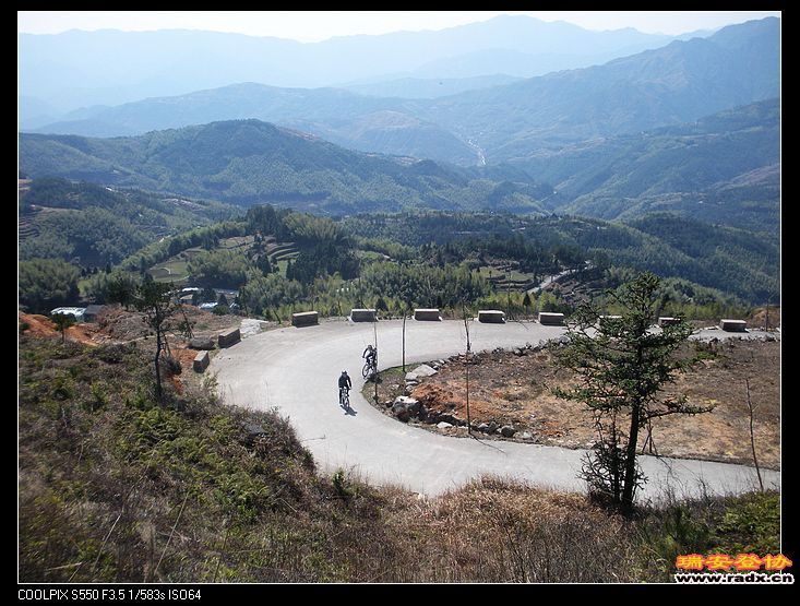 俯拍，坡度有点陡哦。