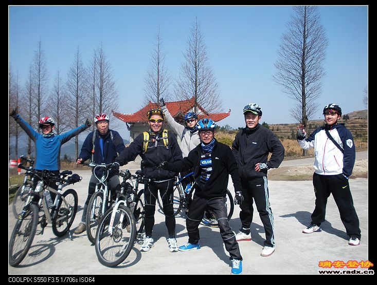 路经龙井风景区边，合照！