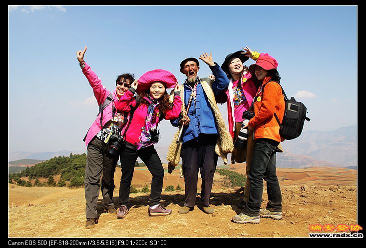 开心的女队友。